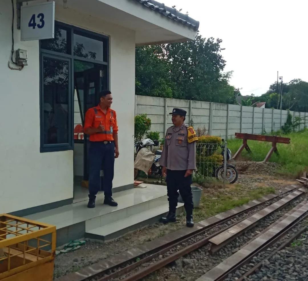 Personel Polsek Purwadadi Laksanakan Patroli dan Deteksi Kepadatan Penumpang di Pos KAI