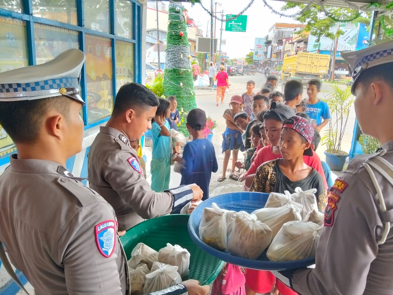 Sat Lantas Polres Nias melaksanakan kegiatan rutin “Jumat Berkah”