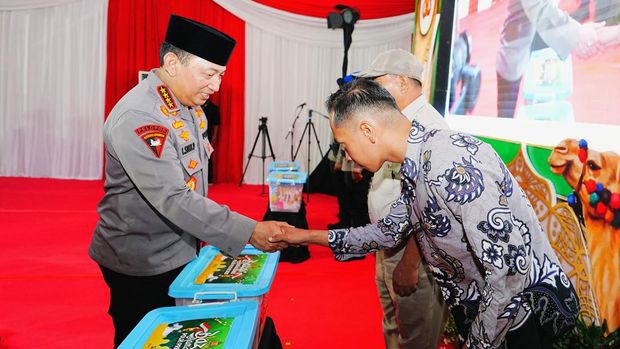 Kapolri Hadiri Bazar Ramadan Polri Presisi dan Baksos Bhayangkari 2025 di Surabaya, 3.000 Paket Sembako Dibagikan untuk Driver Ojol