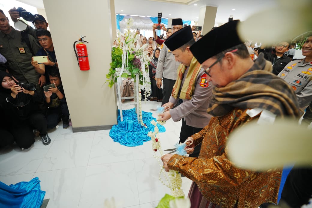 Kunjungi Buntet Pesantren Cirebon, Kapolri Silaturahmi ke Dewan Sepuh hingga Resmikan Pondok