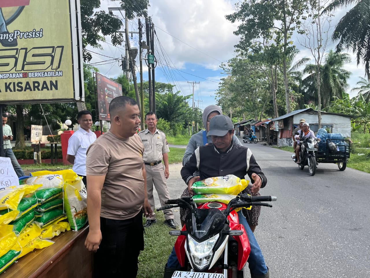 POLSEK KOTA KISARAN GELAR GERAKAN PANGAN MURAH UNTUK RINGANKAN BEBAN MASYARAKAT