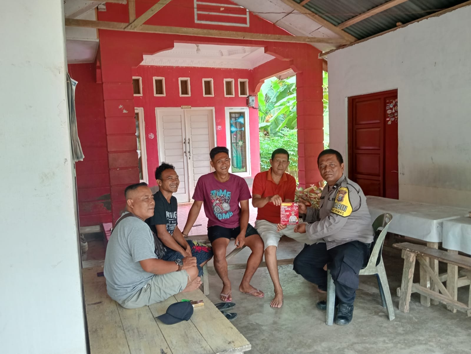 Polsek Air Batu Sosialisasikan Layanan Call Center 110 Melalui Sambang Desa