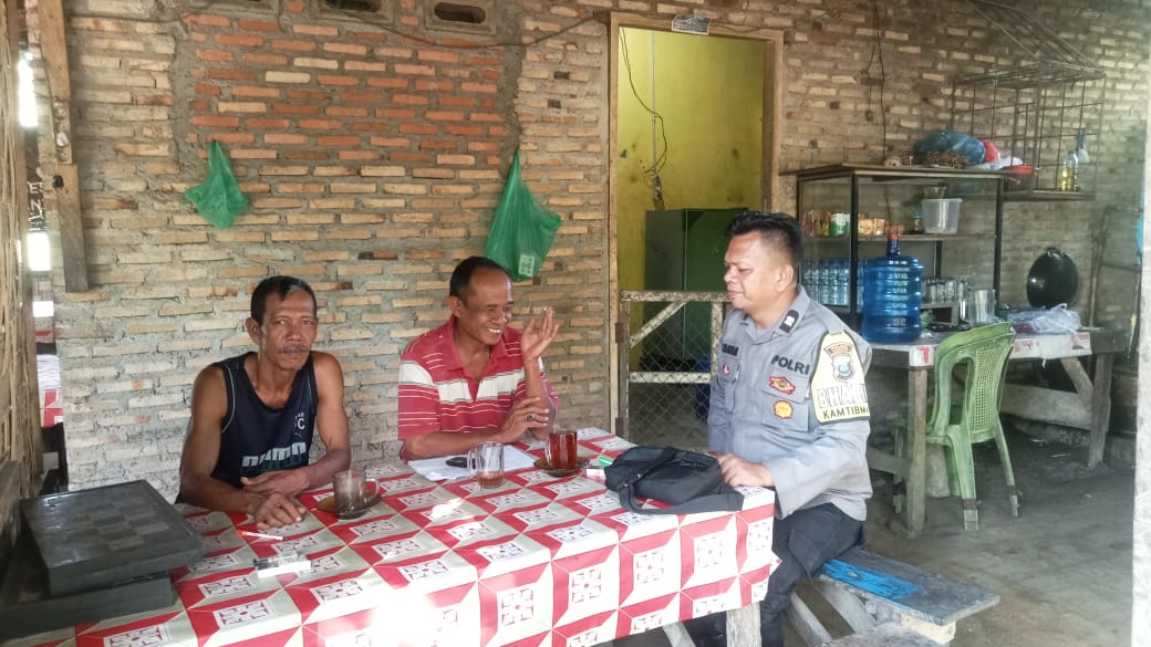 Bhabinkamtibmas Polsek Pulau Raja Himbau Warga Segera Hubungi Call Center 110 Jika Terjadi Gangguan Kamtibmas